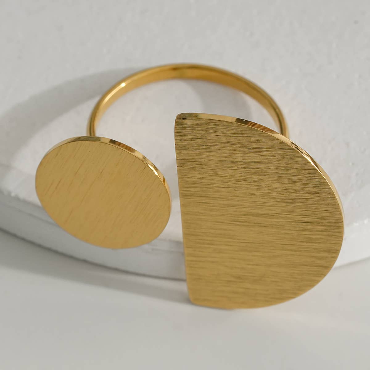 Gold Ring Brushed Thick Round And Half Round Plates